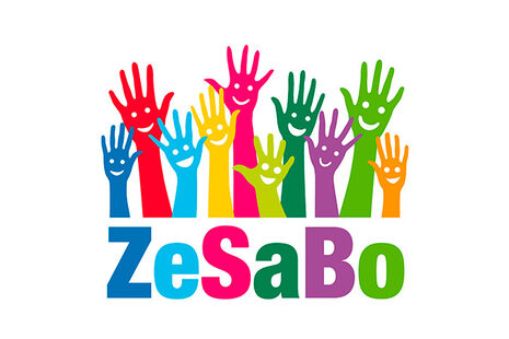 Gezeichnete bunte Hände mit lachenden Gesichtern und farbigem Schriftzug ZeSaBo