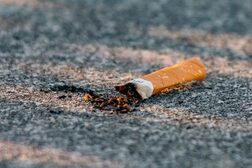 Eine Zigarette auf dem Boden