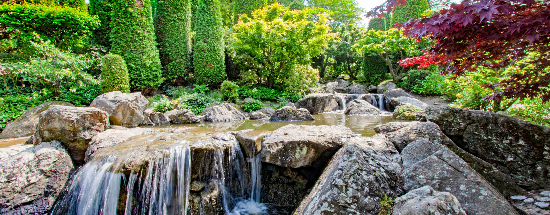 Der Japanische Garten in der Rheinaue mit Wasserfall
