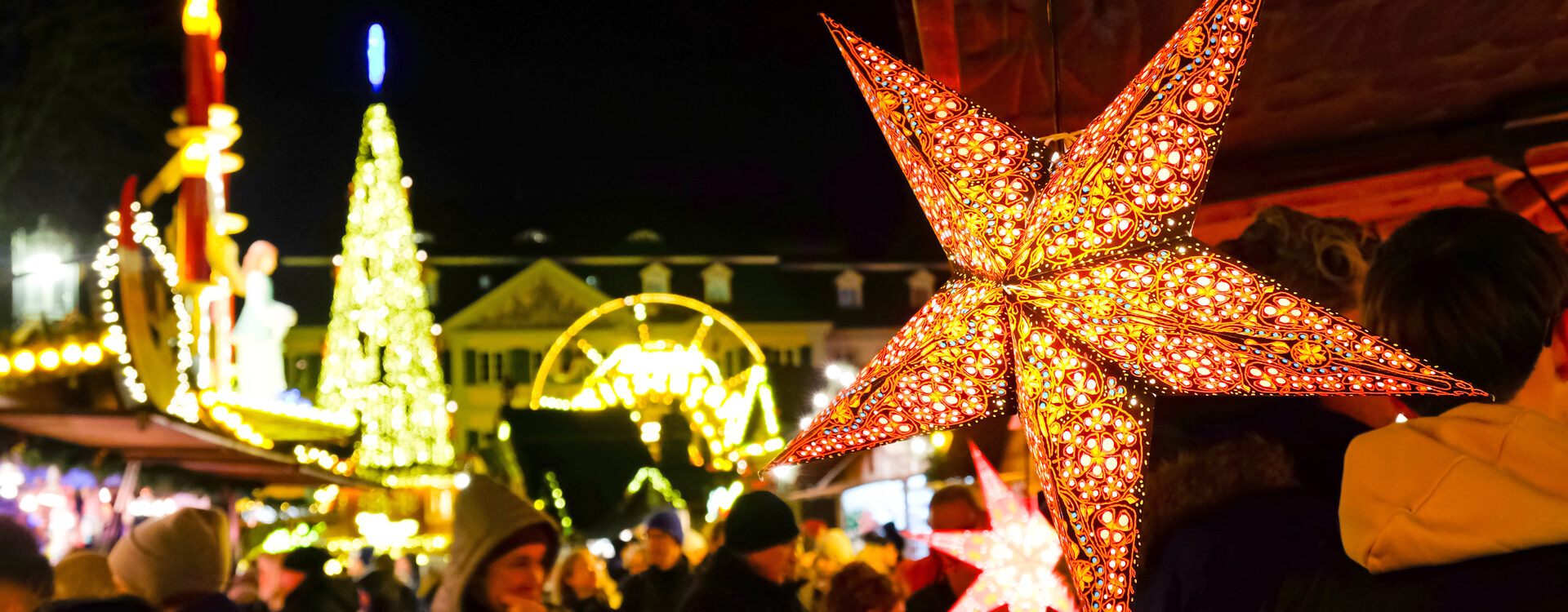 Weihnachtsmarkt mit Stern im Vordergrund.