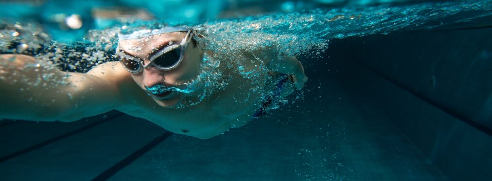 Unterwasseraufnahme eines Kraulschwimmers