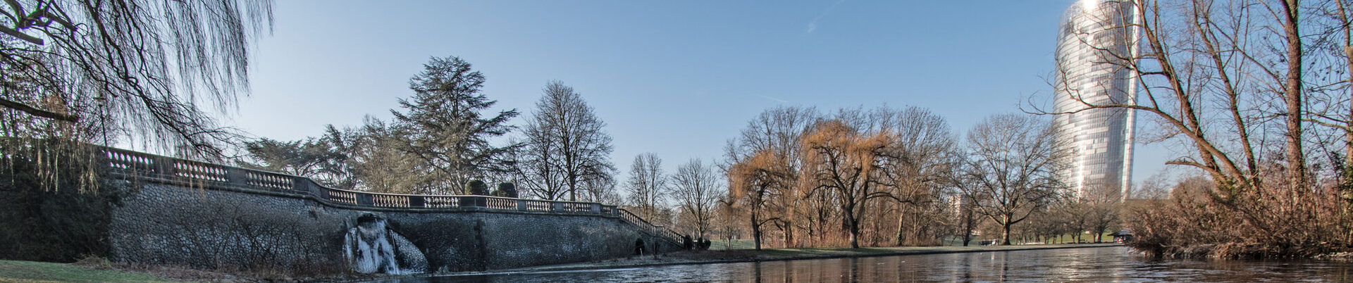 Vereister Rheinauensee mit Posttower im Hintergrund