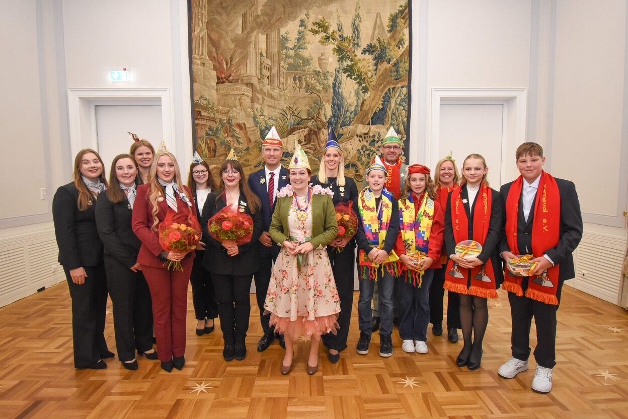 Gruppenbild mit Oberbürgermeisterin Katja Dörner (Mitte) und den Tollitäten der neuen Session im Gobelinsaal