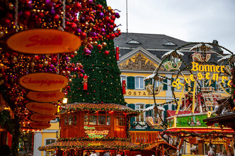 Riesenrad und Pyramide stehen wieder vor dem Postamt