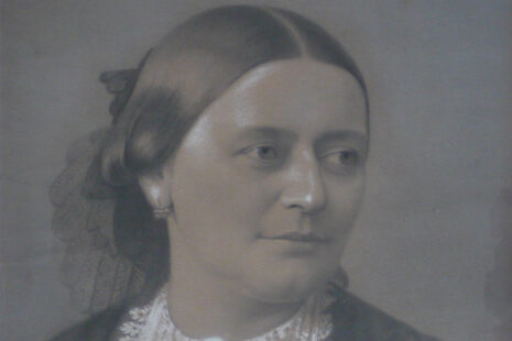 Zu sehen ist ein Bild in Schwarz-Weiß. Es ist ein Porträt von Clara Schumann.