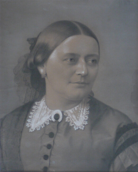 Zu sehen ist ein Bild in Schwarz-Weiß. Es ist ein Porträt von Clara Schumann.