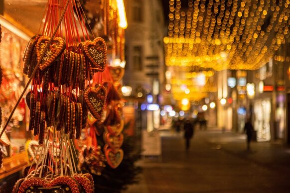 Ein Süßwarenstand auf dem Weihnachtsmarkt mit Lebkuchenherzen.