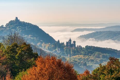 Blick aus der Ferne auf den Drachenfels und die Drachenburg