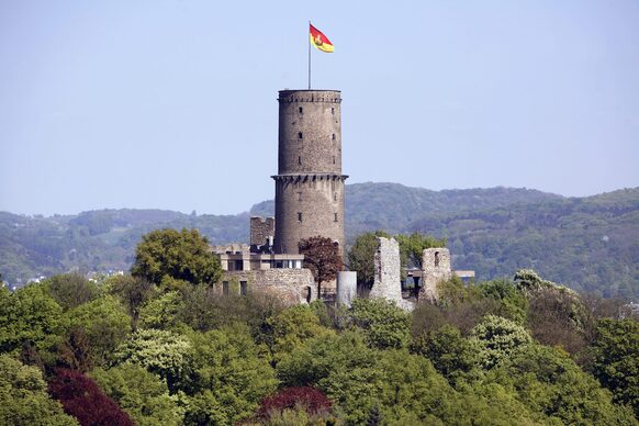 Panoramablick auf den Bergfried der Godesburg