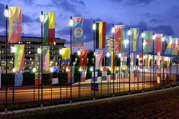 Ein Platz mit internationalen Flaggen in der Abenddämmerung
