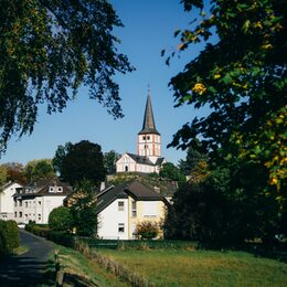 Blick auf die Doppelkirche in Schwarzrheindorf