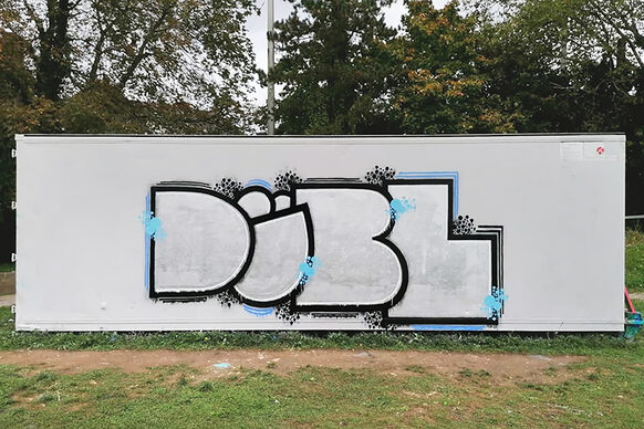 Graffiti auf dem Container im Reuterpark