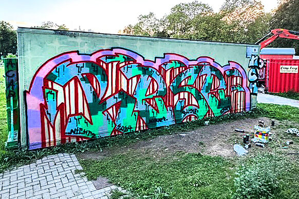 Graffiti auf dem Container im Reuterpark