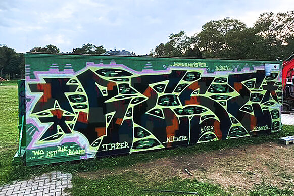 Graffiti auf dem Container im Reuterpark