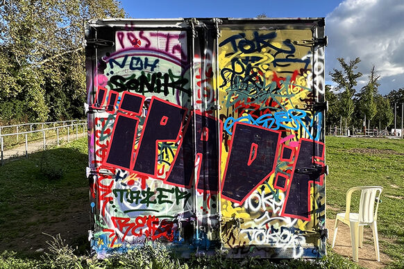 Graffiti auf dem Container im Reuterpark