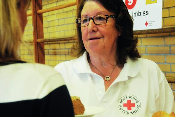 Anne Reetmeyer leitet als Freiwillige die Blutspendegruppe des DRK Bonn.