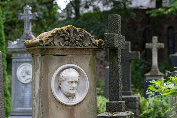 Grabsteine und Kreuze auf dem Alten Friedhof Bonn