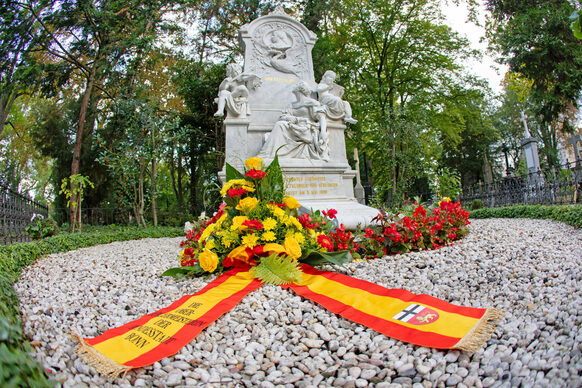 Gesteck und Gedenkband am Schumanngrab auf dem Alten Friedhof Bonn