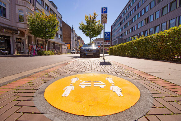 Ein orangefarbiger Kreis markiert den Bereich für Carsharing-Parkplätze
