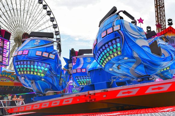 Fahrgeschäft auf Pützchens Markt mit blauen Gondeln