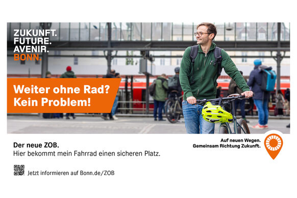 Das Plakat zeigt einen Mann, der am Bahnhof ein Fahrrad schiebt