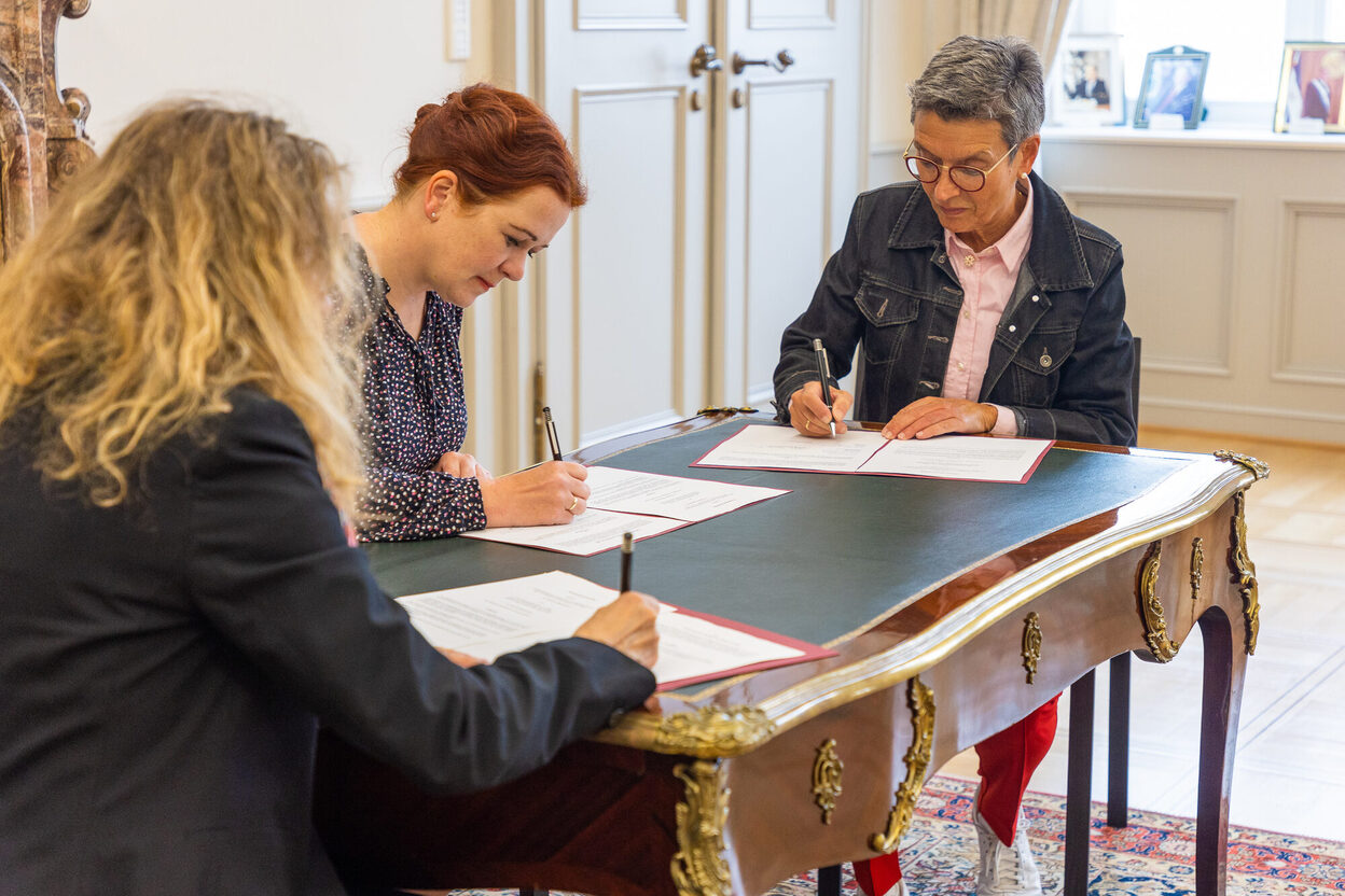 Oberbürgermeisterin Katja Dörner, Sport- und Kulturdezernentin Dr. Birgit Schneider-Bönninger und die Vorsitzende des Stadtsportbundes Bonn, Ute Pilger, unterzeichnen den Kooperationsvertrag zwischen Stadt und Stadtsportbund