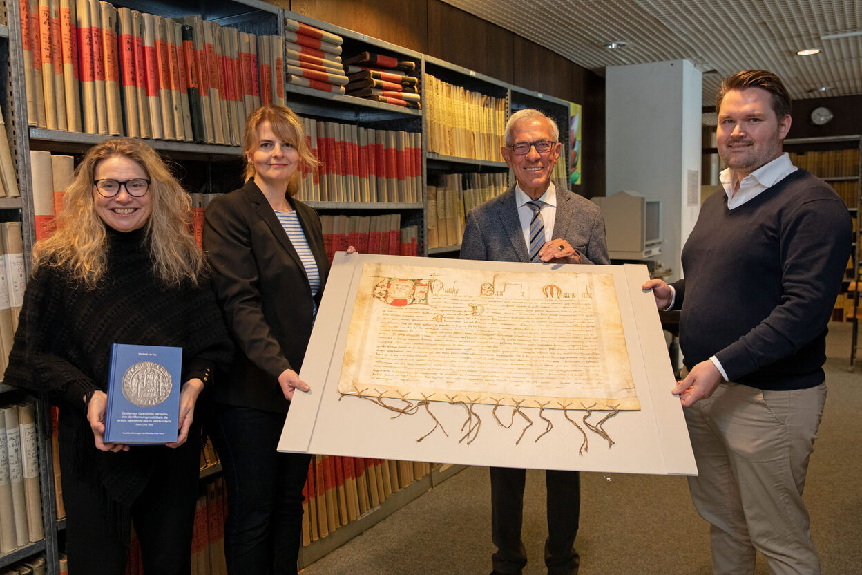 Von links: Dr. Birgit Schneider-Bönninger (Dezernentin für Sport und Kultur), Dr. Yvonne Leiverkus (Leiterin des Stadtarchivs und der Stadthistorischen Bibliothek), Dr. Manfred van Rey (Historiker und Archivar) und Dr Philipp Hoffmann (Abteilungsleiter des Zentrums für Stadtgeschichte und Erinnerungskulturen)