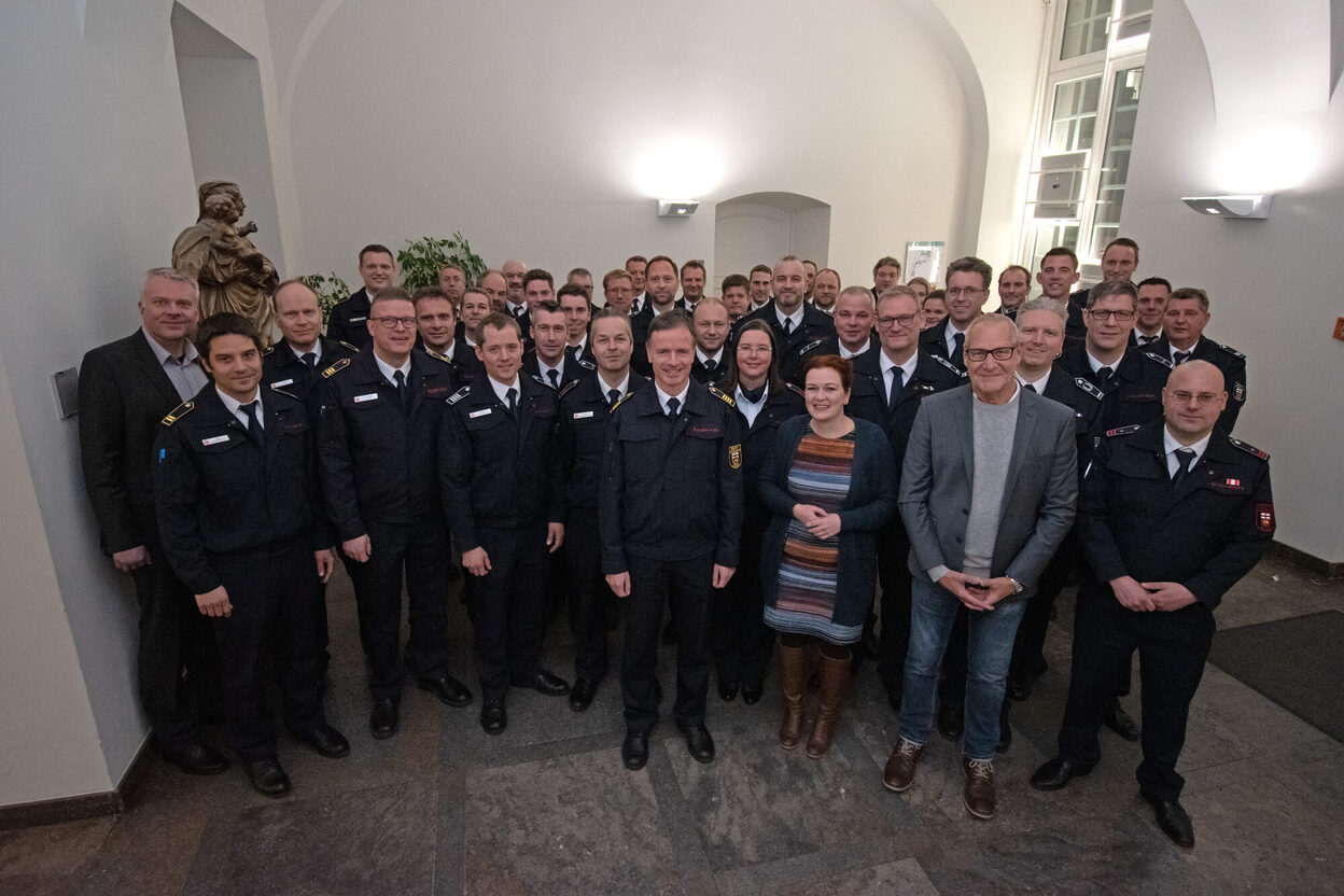 OB Dörner, Stadtdirektor Fuchs und Feuerwehrchef Stein mit der Führungsriege der Freiwilligen Feuerwehr im Alten Rathaus.