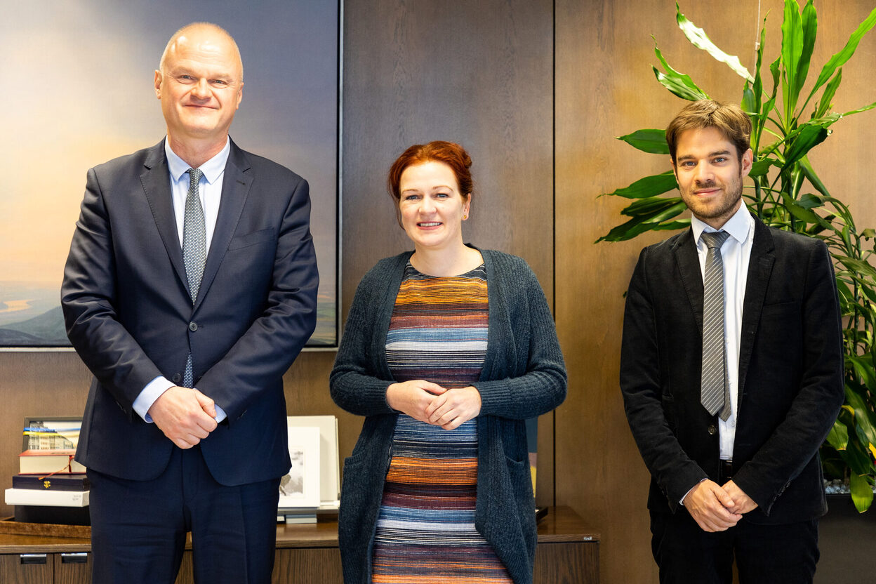 Generalkonsul Dr. Etienne Sur und Dr. Matthieu Osmont, Leiter des Institut francais Bonn, bei ihrem Besuch bei OB Dörner im Stadthaus.