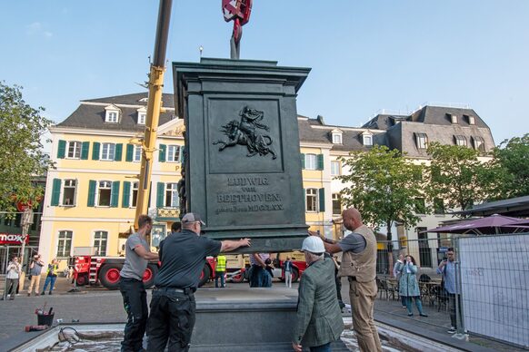 Das schwebende Postament wird zentimetergenau auf den Basalt-Sockel ausgerichtet.