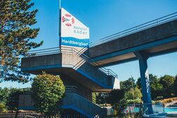 Treppenanlage im Freibadteil des Hardtbergbades mit einer Fahne Bonner Bäder