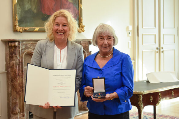 Bürgermeisterin Melanie Grabowy übergibt den Orden an Christel Zachert.