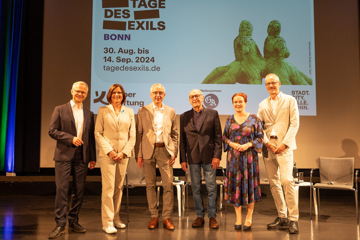 Haben die Tage des Exils in Bonn eröffnet (v.l.): Dr. Thorsten Valk (Direktor LVR-Landesmuseum Bonn), Dr. Ricarda Brandts (Vorstandsvorsitzende UNO-Flüchtlingshilfe), Dr. Lothar Dittmer (Vorstandsvorsitzender Körber-Stiftung), Christopher Hope (südafrikanischer Schriftsteller und Schirmherr TdE), Katja Dörner (Oberbürgermeisterin Bundesstadt Bonn), Sven Tetzlaff (Leiter Bereich Demokratie und Zusammenhalt Körber-Stiftung und Geschäftsführer der Herbert-und-Elsbeth-Weichmann-Stiftung).