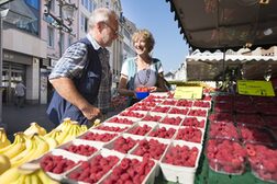 Ein älteres Paar am Obststand auf dem Bonner Markt