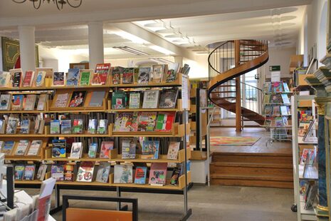 Regale mit Büchern und Zeitschriften in der Stadtteilbibliothek Edenich