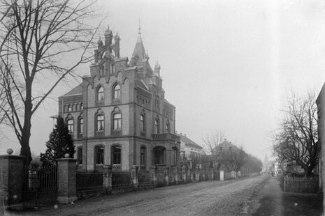 Das historische schwarz-weiß-Foto zeigt das Alte Rathaus Oberkassel.