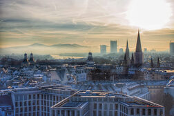 Stadtansicht vom Stadthausdach mit Morgendunst