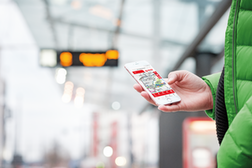 Eine Person hat ein Smartphone mit der Bonn-Mobil-App in der Hand