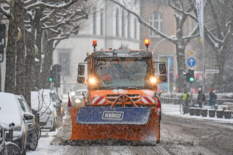 Ein Schneepflug auf der Clemens-August-Straße in Poppelsdorf