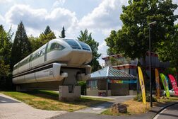 Eingangsbereich des Deutschen Museums Bonn mit einem Transrapid.