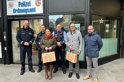 Sechs Personen stehen vor dem Eingang eines Gebäudes, das eine große Tafel über der Tür als "Gemeinsame Anlaufstelle Bonn Innenstadt" von Polizei und Ordnungsamt ausweist.