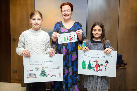 Das Bild zeigt (links) Zoe-Leonie und Almas mit Oberbürgermeisterin Katja Dörner.