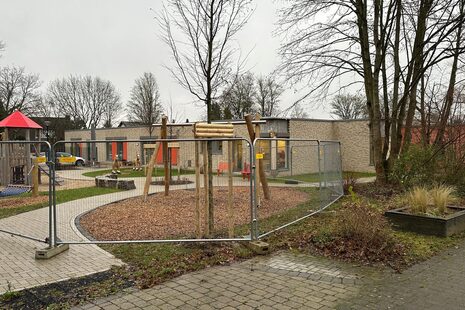 Das von der Grundschule nicht mehr benötigte Gebäude ist saniert worden. Die Kita ist eingezogen. Der Außenbereich ist noch durch einen Bauzaun abgesperrt.