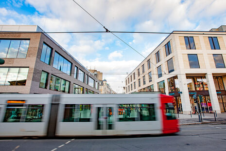 Eine Straßenbahn fährt vorbei.