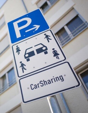 Das Foto zeigt die Beschilderung für Carsharing-Stellplätze.