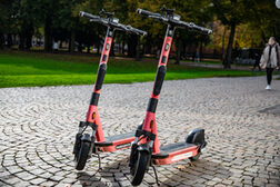 Zwei abgestellte E-Scooter