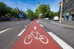 Besonders auffällig markierte Radwege sollen die Sicherheit für FahrradfahrerInnen erhöhen.