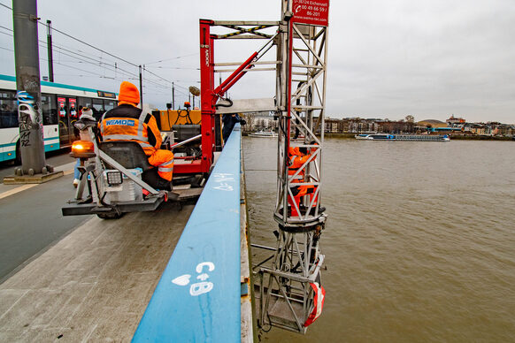 Blick auf das Fahrzeug und den Hängekorb, mit dem die Kennedybrücke untersucht wird