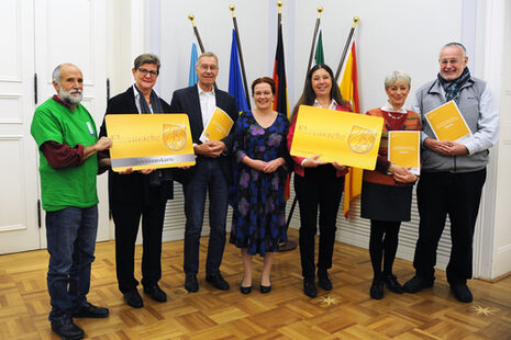 Gruppenfoto mit OB Katja Dörner und sechs Menschen, die für ihr Engagement Ehrenamtskarten NRW erhalten haben.