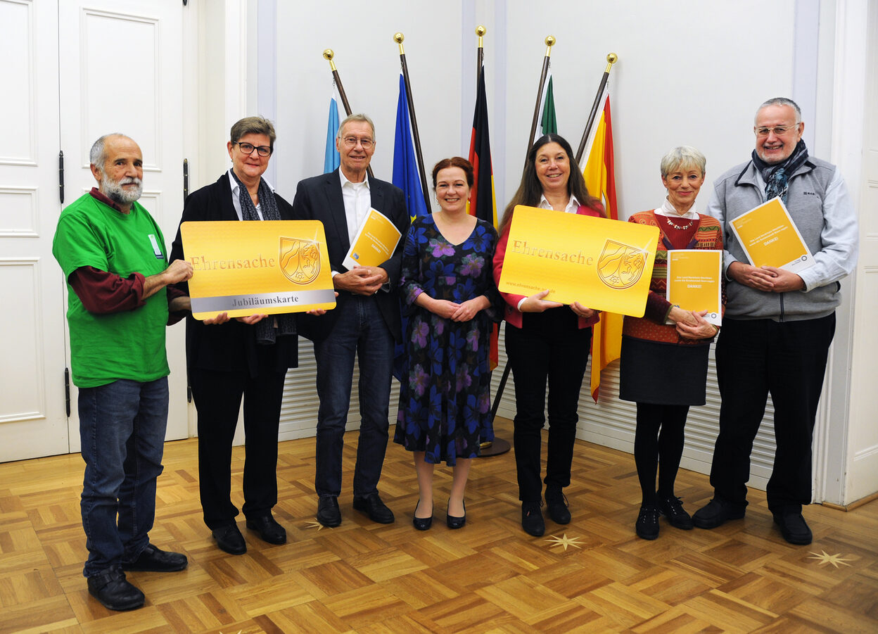 Gruppenfoto mit OB Katja Dörner und sechs Menschen, die für ihr Engagement Ehrenamtskarten NRW erhalten haben.